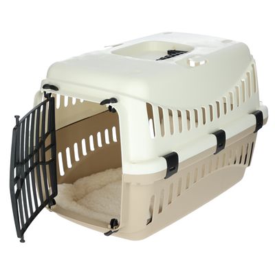 Transportín de plástico con ranuras de ventilación, puerta de rejilla negra y cojín blando. Puerta abierta, apto para transporte seguro de mascotas.