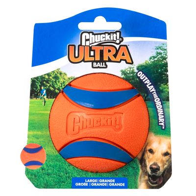 Chuckit! Ultra Ball, narancssárga kék csíkokkal, Large méret. A csomagoláson kutya és játékszituáció a parkban látható.