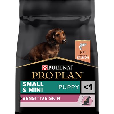 Purina Pro Plan Small & Mini Puppy Sensitive Skin <1, No1 Ingredient Salmon feliratú kutyatáp csomagolás, kistestű kölyökkutyáknak szánt termék látható.
