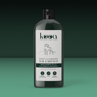 kooa Deep-Cleansing sampon makadámiaolajjal és körömvirág-kivonattal. Aloe vera és panthenol, állatkísérlet-mentes, vegán, természetes összetevők.