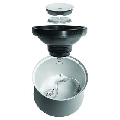 Fuente de agua desmontada para mascotas, muestra recipiente con indicador MAX, filtro dividido en dos partes, tapa superior y componentes internos visibles.