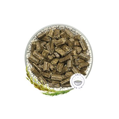Tál préselt zöld pellet-tel, mellette búzakalászok és '24/7 Ad Lib' szimbólum etetőtállal.