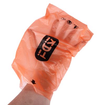 Narancssárga műanyag zacskó kézen, fekete K-D! felirattal és piktogramokkal. Anyaga: műanyag.