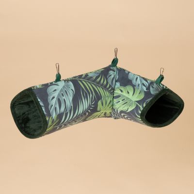Túnel colgante con estampado de hojas tropicales, borde verde oscuro y clips metálicos para fijación.