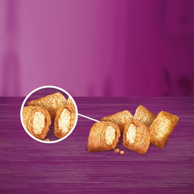 Primer plano de snacks crujientes con relleno cremoso, presentados sobre fondo lila.