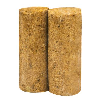 JR Farm földimogyoró-torony fa mintával, madarak számára alkalmas. Tartalmaz Peanut Bar-t és ülőrudat. A csomagoláson széncinege és fekete rigó látható.