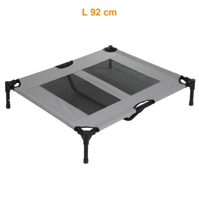 Cama elevada gris con superficie de malla, longitud 92 cm. Cuatro patas negras y asas visibles.