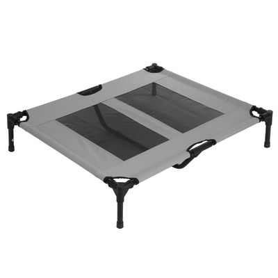Cama elevada gris para mascotas con malla y patas de metal negro resistentes, forma rectangular.