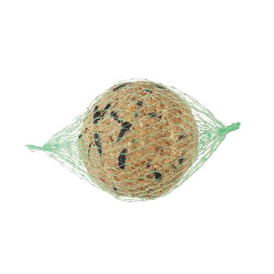 Futterknödel zöld hálóban, látható magvakkal és szemekkel.