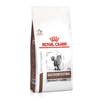 Royal Canin Veterinary Gastrointestinal Moderate Calorie macskaeledel. Csomagolás macskával és Veterinary Nutrition logóval.