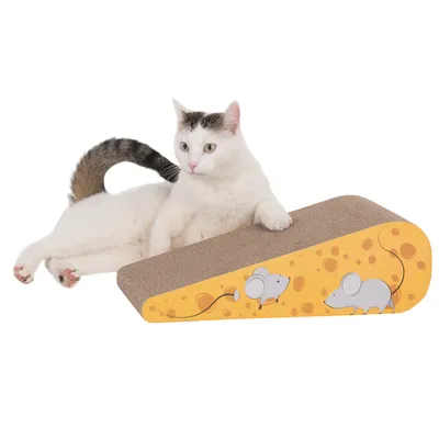 Kratzbrett in Käseform mit Mausmotiven, aus Pappe. Weisse Katze liegt entspannt daneben. Kratzbrett in Käseform mit Mausmotiven, aus Pappe. Weisse Katze liegt entspannt daneben.