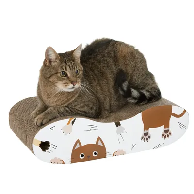 Katzenliege aus Pappe mit buntem Katzendesign, braune Katze liegt darauf. Katzenliege aus Pappe mit buntem Katzendesign, braune Katze liegt darauf.