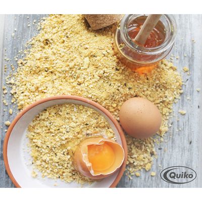 Quiko. Ingredientes: miel en tarro de cristal, un huevo entero, un huevo batido con yema y granulado de alimento amarillo sobre fondo de madera.