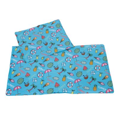 Zwei blaue Kühlmatten mit buntem Sommermotiv, darunter Ananas, Wassermelonen, Sonnenschirme und Kokosnüsse. Geeignet für Haustiere zur Abkühlung an heissen Tagen.