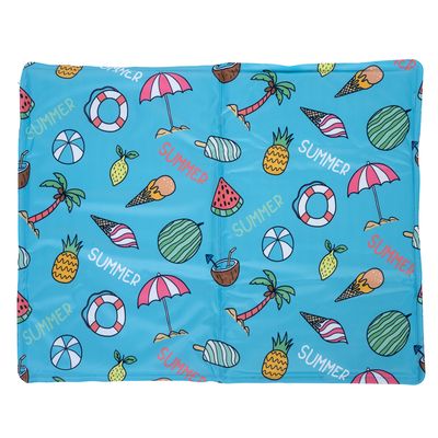 Kühlmatte mit blauem Hintergrund und Sommermotiven wie Eis, Wassermelonen, Ananas, Sonnenschirme und Palmen. Text 'SUMMER' mehrfach sichtbar.