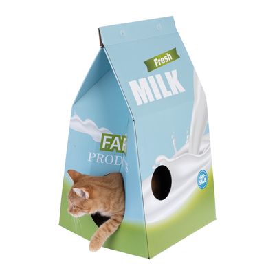 Kartonhaus in Milchpackungsdesign mit Aufschrift 'Fresh Milk', Katze schaut aus einem Loch heraus. Text: 'Farm Products' und 'Big Sale'.
