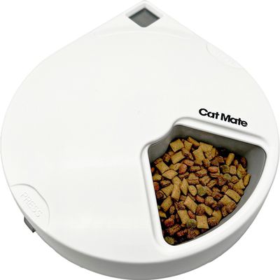 Cat Mate automat na karmę z białą obudową i otwartą komorą wypełnioną suchą karmą.