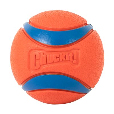 Chuckit! labda narancssárga, kék csíkokkal, strukturált felülettel.