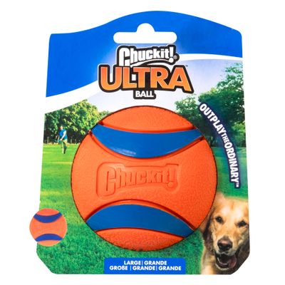 Chuckit! Ultra Ball, narancssárga kék csíkokkal, Large méret. A csomagoláson kutya és játékszituáció a parkban látható.