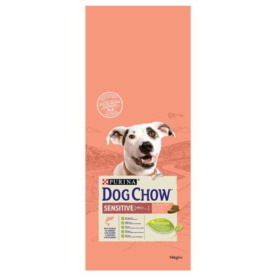 Saco de pienso para perros Purina Dog Chow Sensitive con salmón, 14 kg. Imagen de un perro blanco y negro en el envase. Texto visible: Naturium, with salmon, selected natural ingredients.