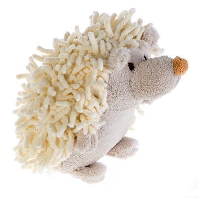 Juguete de peluche en forma de erizo, cuerpo beige con púas de tela crema y detalles bordados. Material textil visible.