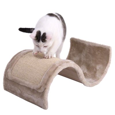 Scratching wave made of beige plush and sisal for cats, suitable for scratching and playing.
