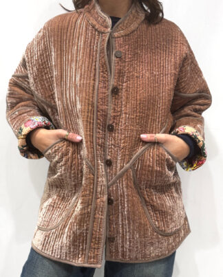 La veste Rosa, une veste en velours de soie réversible. Une veste rose pâle, et à l'intérieur un imprimé rose et vert avec des motifs.