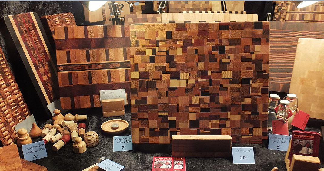 Hamburg - Historischer Weihnachtsmarkt - Rathausmarkt - Holzbretter von Augenweide (aus mehreren, unterschiedlich farbigen Hölzern kunstvoll gearbeitete Schneidebretter)