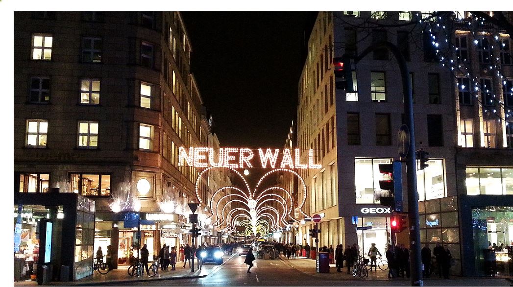 Hamburg - Weihnachtszeit - Blick vom Jungfernstieg in den Neuen Wall - In der Weihnachtszeit erscheint der Straßenname als Leuchtgirlande über der Straße)