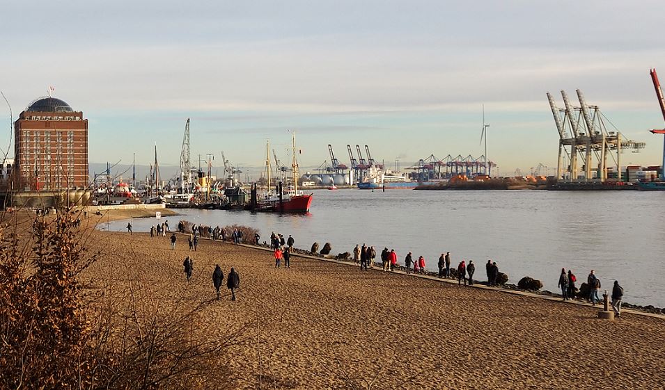 Hamburg - Elbe - Blick elbaufwärts zum Museumshafen Övelgönne mit ehem. Union-Kühlhaus (heute Augustinum)