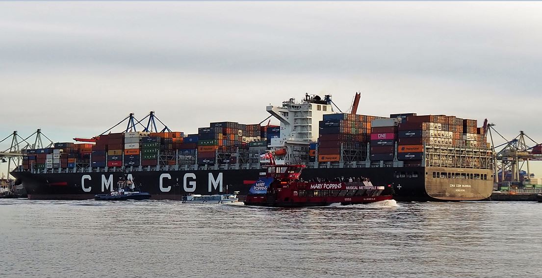 Hamburg - Elbe - Containerfrachter CMA CGM Mumbai läuft in Hamburg ein