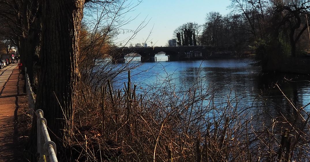 Hamburg - Alster - Das Ende des Leinpfads ist fast erreicht. Voraus die Krugkoppelbrücke ...