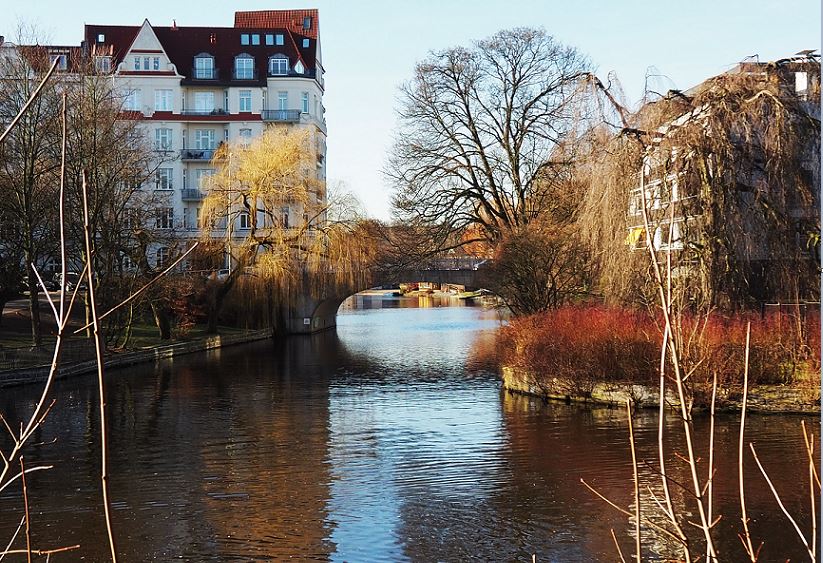 Hamburg - Alster - Vor der Streekbrücke der Abzweig in den Isebekkanal - Rechts Eppendorf, links nun Harvestehude