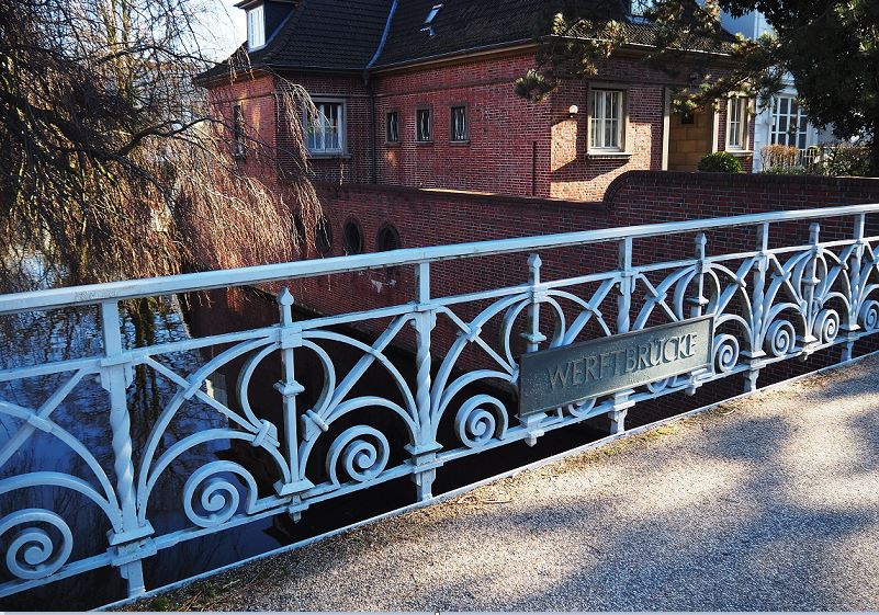Hamburg - Leinpfad - Achtung! Brücke! Hier gibt es eine Verbindung zum parallel verlaufenden Leinpfadkanal (Brücke mit hübschem, alten, schmiedeisernen Geländer)