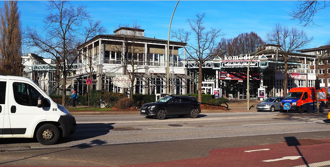 Hamburg - Winterhuder Fährhaus mit Theater - Blick von der Hudtwalcker Straße - (Die Alster liegt links daneben.)