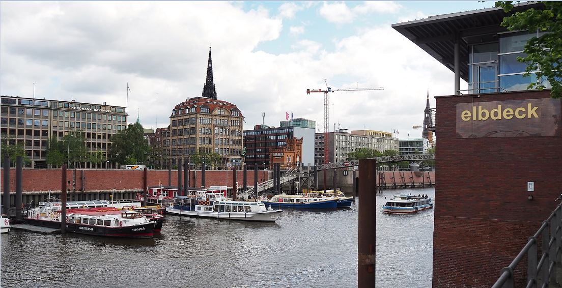 Hamburg - Binnenhafen - Blick hinüber zum Haus der Seefahrt (Ecke Deichstraße)