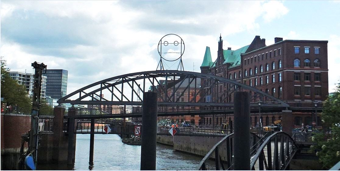 Hamburg - HafenCity/Speicherstadt - "Public Face" (Smiley) leicht konsterniert ...