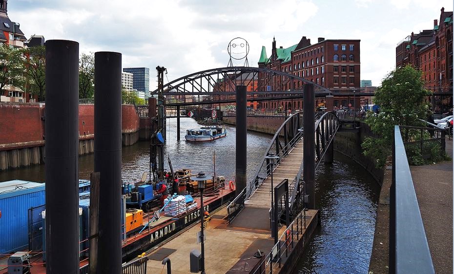 Hamburg - HafenCity/Speicherstadt - Kunstinstallation "Public Face" (Smiley) an der Kibbelstegbrücke