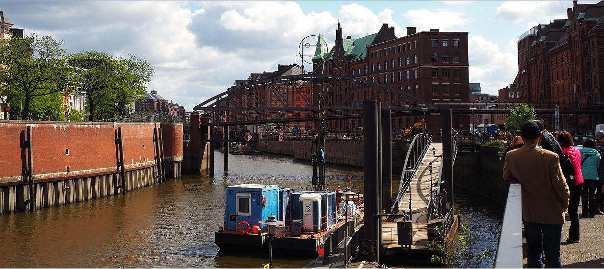 Hamburg - HafenCity/Speicherstadt - Smiley an der Kibbelstegbrücke reagiert erfreut auf lächelnde Touristen ....