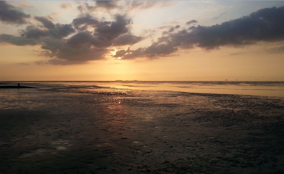 Cuxhaven (Nordsee) - Sonnenuntergang am Döser Strand - Blick auf die Insel Neuwerk am Horizont