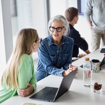 Mitarbeitende am Diskutieren in einem Büro