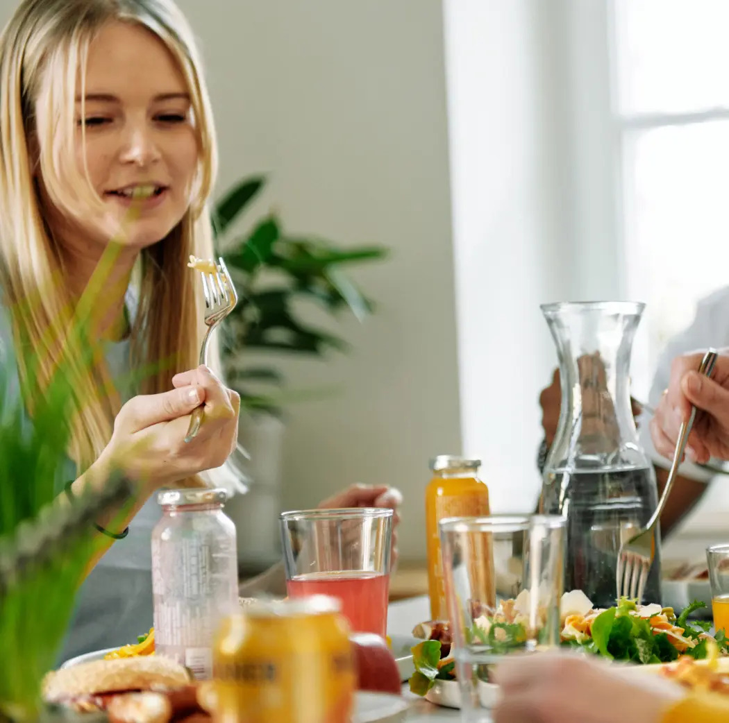 Mitarbeiterin genießt Mittagessen mit Foodji Speisen 