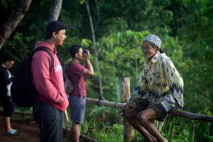 koyo turis lg beramah tamah dg warga setempat
