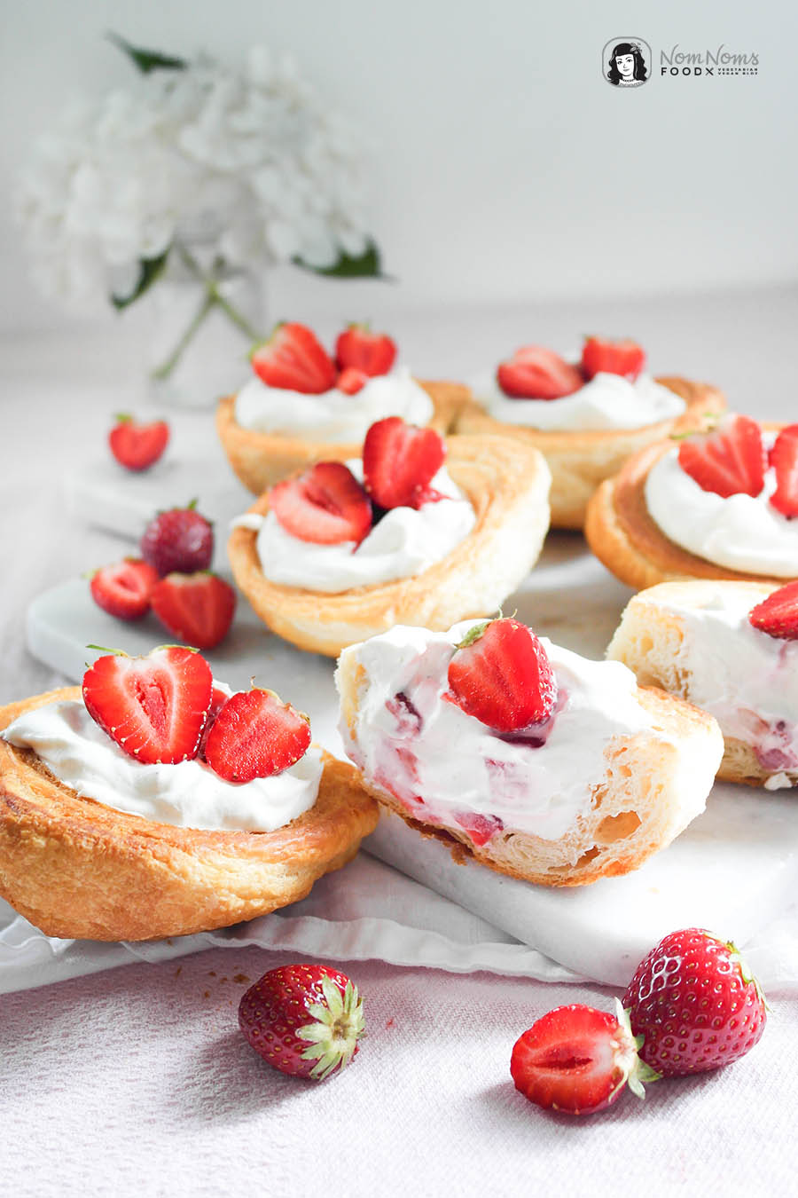 Croissant Buns Körbchen mit Käsekuchen-Füllung und Erdbeeren