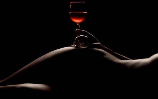 Resultado de imagen de pareja tomando una copa de vino en pose de seduccion