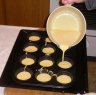 røren helles i muffinsformbrettet røren helles i muffinsformbrettet