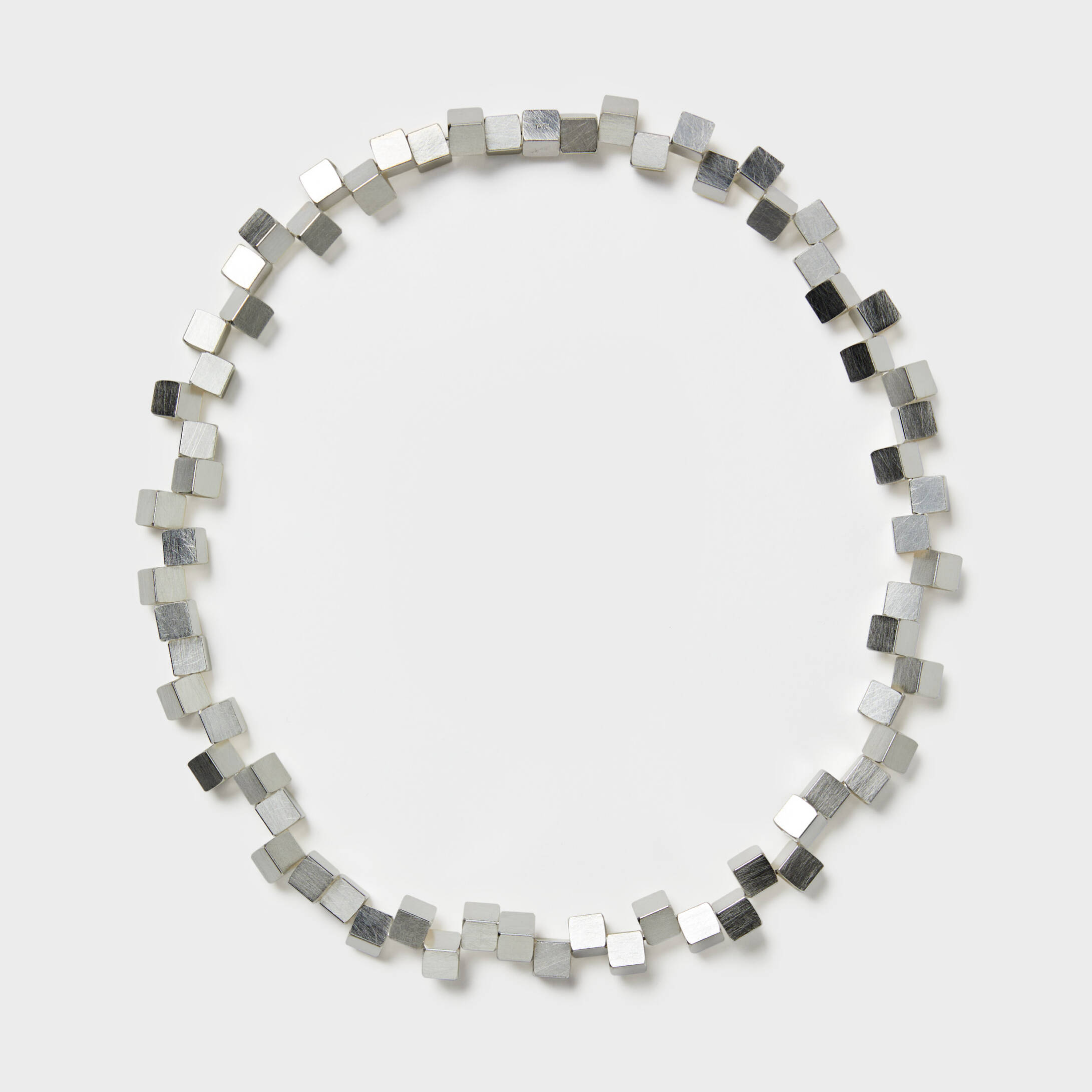 Vagbrytare halsband niklas ejve foto Sara Danielsson scaled - Nutida Svenskt Siver