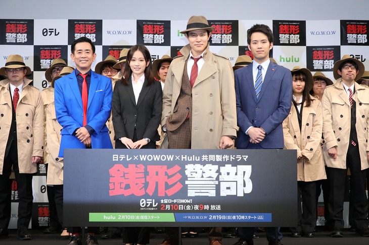 オリジナルドラマ「銭形警部」の完成披露試写会にて、左から栗田貫一、前田敦子、鈴木亮平、三浦貴大。