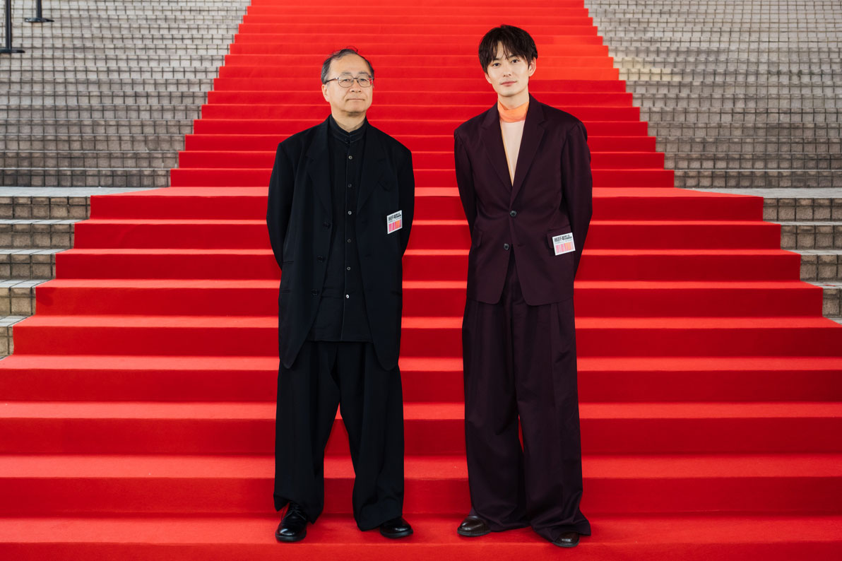 左から金子修介、岡田将生。