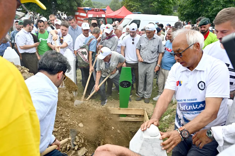 Thousands gather in Srebrenica to mark 31 years since genocide/Migliaia di persone si riuniscono a Srebrenica per commemorare i 31 anni dal genocidio.